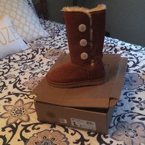 NWT Ugg Bailey Button chestnut size 8